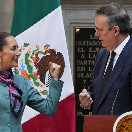 El secretario Ebrard y la presidenta Sheinbaum destacaron que estas nuevas decisiones económicas de EEUU son "un avance para México" | Foto: Fernando Llano / Associated Press