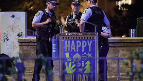 Policías de Australia resguardan la escena del tiroteo ocurrido durante los festejos judíos del Jánuca, en Bondi Beach, Sídney; civiles hicieron frente y lograron desarmar a uno de los tiradores. Foto Afp