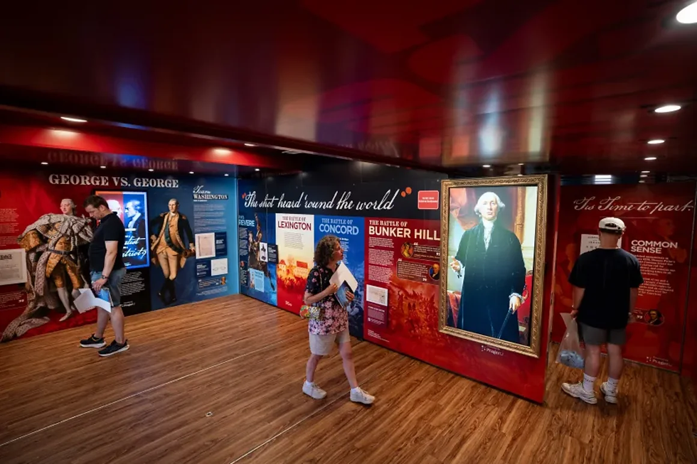 Un asistente pasa junto a un retrato de George Washington generado por inteligencia artificial dentro del "Freedom Truck", durante la celebración de inauguración de la Great American State Fair el 24 de junio.

