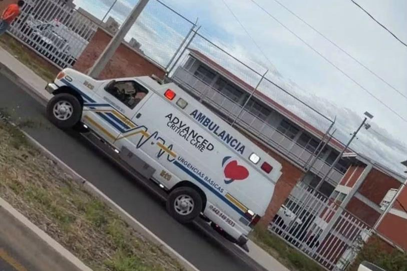Elementos de la Policía Municipal acudieron hasta la secundaria para controlar la situación y procedieron con la detención del adolescente. Foto: Especial