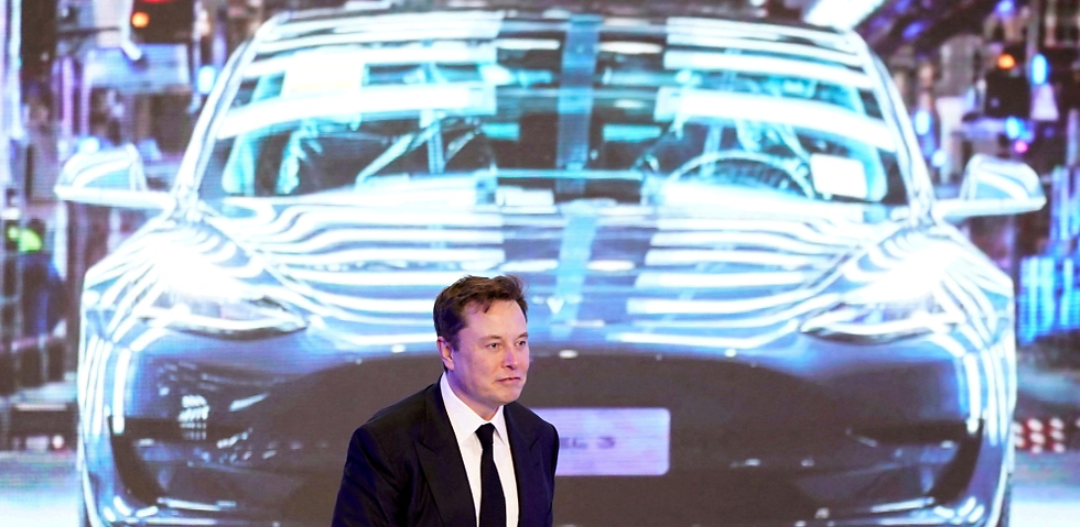 Elon Musk, ante una imagen del Model 3 de Tesla fabricado en Shanghái, en enero de 2020 REUTERS