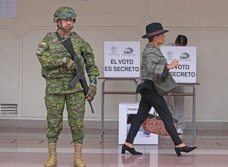 ▲ La participación en el referendo ecuatoriano fue de 80 por ciento. En la imagen, una casilla en Quito.Foto Ap