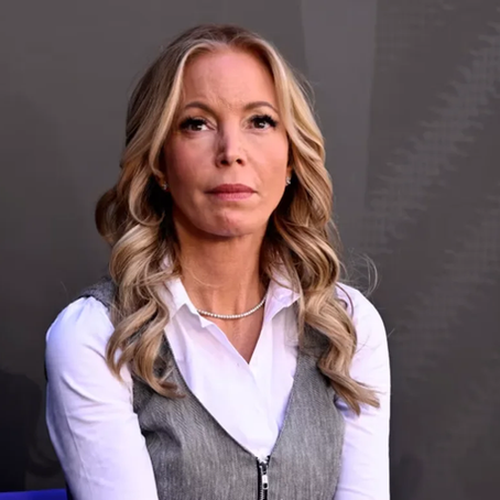 Jeanie Buss durante la ceremonia de develación de la estatua del exentrenador de los Lakers Pat Riley, en Los Ángeles, el 22 de febrero.