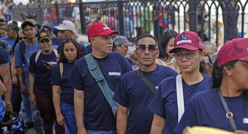 ▲ En la plaza Simón Bolívar se apreciaron largas filas de ciudadanos que respondieron al llamado del gobierno.Foto Ap