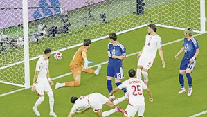 ▲ El mediocampista japonés Daichi Kamada (15) anotó el primer gol de la noche, en el estadio Monterrey.Foto Ap