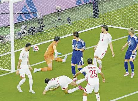 ▲ El mediocampista japonés Daichi Kamada (15) anotó el primer gol de la noche, en el estadio Monterrey.Foto Ap