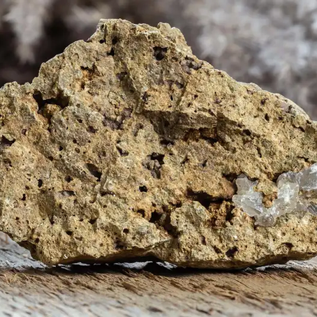 La estructura atómica de la tridimita meteórica ocupó un punto intermedio entre cristales y vidrios, manteniendo una conductividad térmica constante a diferentes temperaturas. (Foto de referencia)