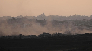 El humo y el polvo del bombardeo israelí en el norte de la Franja de Gaza se elevan sobre los edificios cerca de la frontera entre Israel y Gaza, vistos desde el sur de Israel, el lunes 14 de julio de 2025. Foto Ap