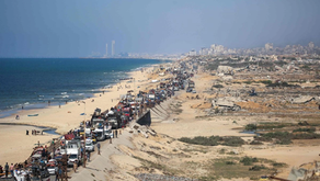 Palestinos se desplazan con sus pertenencias hacia el sur por una carretera en la zona del campo de refugiados de Nuseirat, en el centro de la Franja de Gaza, tras las renovadas órdenes de evacuación israelíes para la ciudad de Gaza, el 14 de septiembre de 2025. Foto Afp