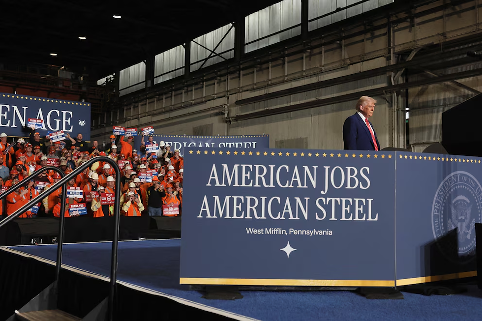 Trump visitó a los obreros de la empresa U.S. Steel Corporation–Irvin Works en West Mifflin, Pensilvania, este 30 de mayo de 2025 (REUTERS/Leah Millis)