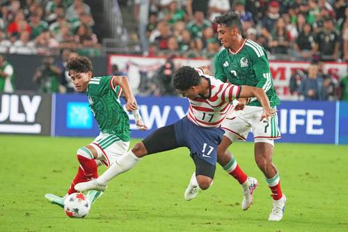 ▲ El mediocampista Luis Romo (7) intenta frenar el avance de Malik Tillman.Foto Ap