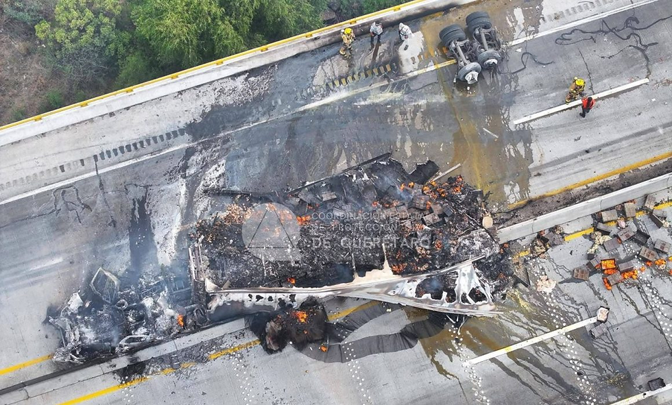 Tráiler cargado con pollos termina calcinado en el macrolibramiento