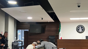 El ex director de Pemex durante su primera audiencia donde fue vinculado a proceso por violencia familiar en Morelos. Foto Rubicela Morelos