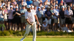Wyndham Clark celebra su birdie en le hoyo 16 en la ronda final del Abierto de Estados Unidos en Shinnecock Hills Golf Club el domingo 21 de junio del 2026. (AP Foto/George Walker IV)