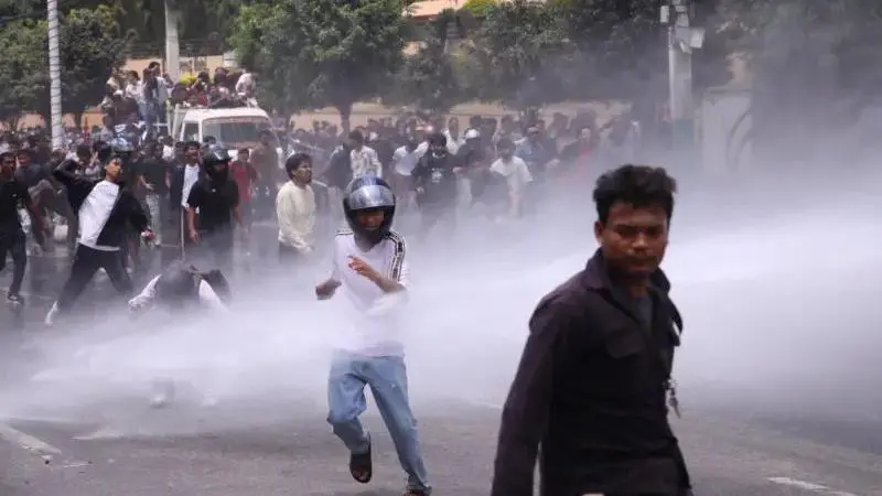 La policía lanzó gases lacrimógenos y roció cañones de agua contra los manifestantes en Katmandú.