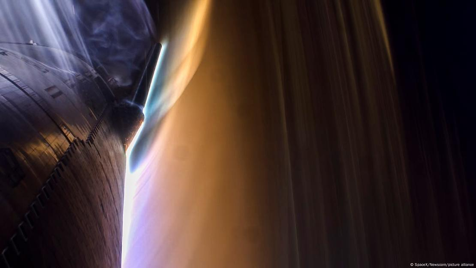 El lanzamiento del Starship de SpaceX en junio de 2024, que aunque alcanza velocidades impresionantes, todavía está lejos de los récords establecidos por la Parker Solar Probe y el histórico Apolo 10.