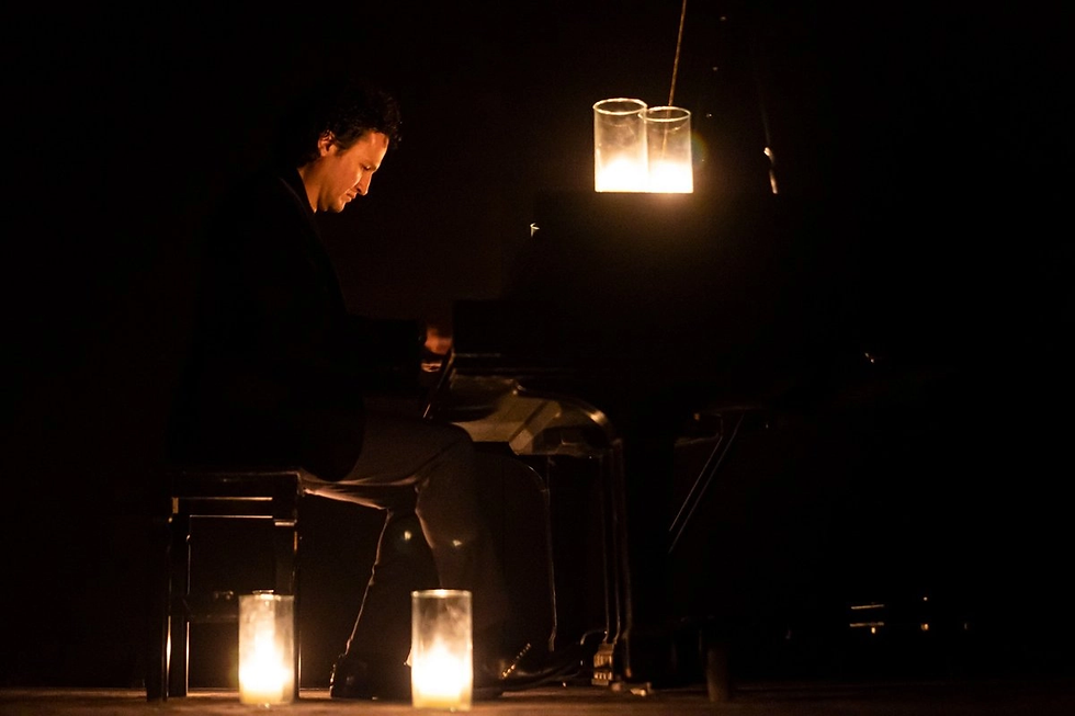 El pianista mexicano Abdie Vázquez no tuvo el menor inconveniente de interpretar su concierto en la penumbra, apenas iluminado por 8 veladoras y así cerrar el ciclo del Segundo Festival de Piano Fortepiano 2026 celebrado en la capital del estado de Querétaro. Foto Demian Chávez