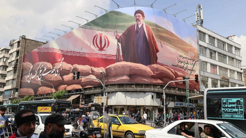 En una calle del centro de Teherán fue desplegado un cartel con la imagen del máximo dirigente de Irán, Mojtaba Jamenei, en una postura de defensa del país. Foto Afp