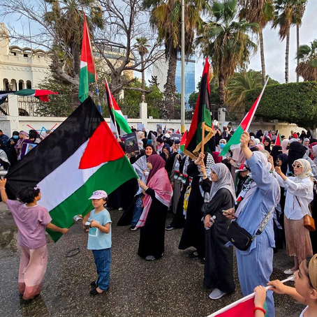 Manifestantes se congregaron frente a la sede de la embajada de Egipto en Trípoli, capital de Libia, el 26 de julio de 2025, exigiendo la apertura del paso fronterizo de Rafah entre Egipto y la Franja de Gaza para permitir la entrada de ayuda humanitaria al territorio palestino en medio de la guerra en curso entre Israel y Hamás. Foto Afp