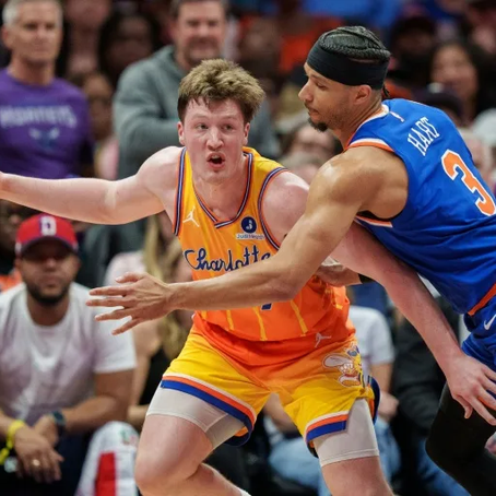 Kon Knueppel (izq.), novato de los Hornets, defendido por Josh Hart, de los New York Knicks, en el partido de la NBA del 26 de marzo de 2026 en Charlotte (Carolina del Norte, EEUU) (Jacob Kupferman)