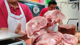 Una variedad de productos cárnicos se comercializan en las fiestas de fin de año / Foto: Rosalía Nieves / El Sol de San Juan del Río