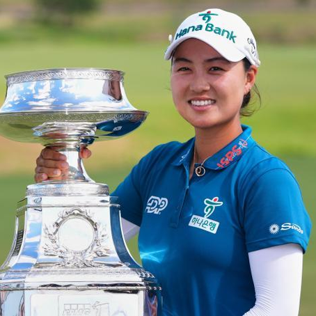 La golfista australiana Minjee Lee posa con el trofeo de campeona del KPMG Women's PGA Championship, el tercer Grand Slam de la temporada LM Otero / LaPresse