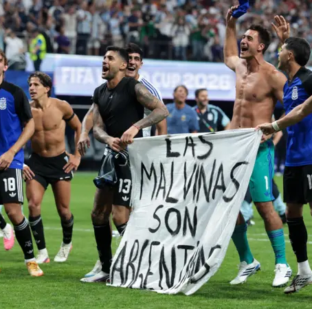 Los jugadores argentinos exhibieron una polémica pancarta tras su victoria sobre Inglaterra.
