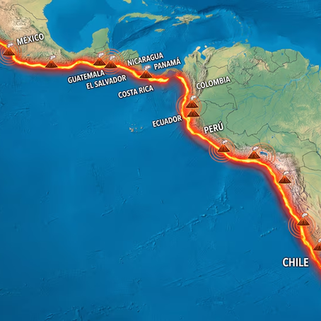 Un mapa físico de América Latina resalta la franja del Cinturón de Fuego del Pacífico, que indica volcanes y zonas sísmicas que atraviesan desde México hasta Chile. (Imagen Ilustrativa Infobae)
