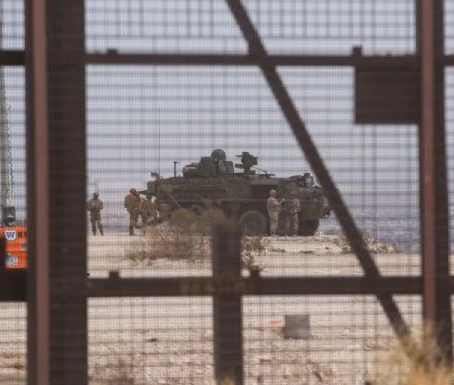 Militares de EU vigilan frontera en Anapra. Una tanqueta del Ejército estadounidense fue desplegada esta mañana en los límites de Nuevo México, Texas y México, específicamente en la zona de Anapra, en la frontera de Ciudad Juárez y El Paso. Foto: CARLOS SÁNCHEZ COLUNGA/CUARTOSCURO
