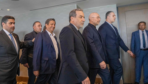 La delegación iraní, integrada por el Ministro de Asuntos Exteriores de Irán, Abbas Araghchi (C), y el Presidente del Parlamento Islámico de Irán, Mohammed Bagher Ghalibaf (3.º por la derecha), en el complejo hotelero de lujo Burgenstock, cerca del lago de Lucerna, Suiza, el 21 de junio de 2026. Afp