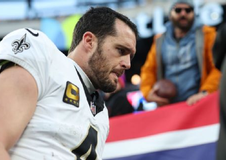 Los Saints informaron que Derek Carr sufrió un desgarro del labrum y una lesión degenerativa del manguito rotador en su hombro derecho. Elsa/Getty Images