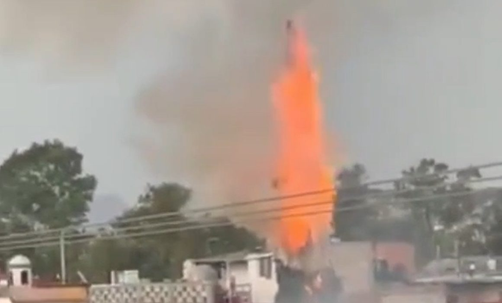 Rayo cae en árbol y provoca incendio en San Juan del Río