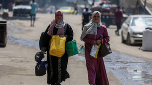 “El agua que reciben los pacientes está completamente contaminada por aguas residuales, debido a la destrucción del alcantarillado”, explicó Ahmed al Farra, jefe de pediatría del hospital Nasser en Khan Younis. Foto Xinhua