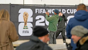 ▲ Los fanáticos del futbol disfrutan del ambiente afuera del Kennedy Center, en Washington, que este viernes acaparará las miradas del mundo en lo que será el arranque de la Copa 2026.Foto Ap