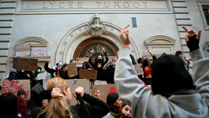 Estudiantes manifestantes se congregan y portan pancartas mientras realizan un bloqueo en la escuela secundaria Turgot, en París, el 5 de octubre de 2026. Foto Afp