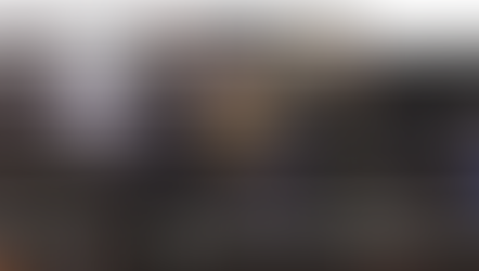 Tomados de la mano, los hermanos Liam y Noel Gallagher aparecieron en el escenario para dar inicio a su concierto. Foto Ap