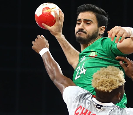 Imagen de archivo del marroquí Mohammed Ezzine saltando para efectuar un disparo. | Europa Press