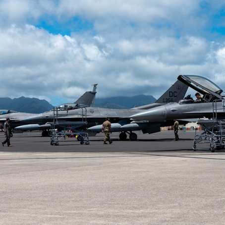 Un avión de combate de Estados Unidos fue derribado en Irán, informaron funcionarios. Un tripulante estadunidense de ese avión fue rescatado, pero un segundo estaba desaparecido. Foto:. @usairforce