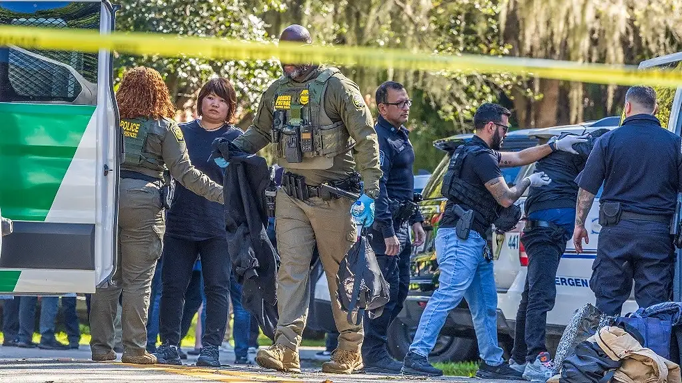 Oficiales de Inmigración, de la DEA y de la Patrulla Fronteriza estadunidenses se lanzaron a la caza de indocumentados en varias ciudades (la imagen en Coral Gables, Florida). Foto Ap