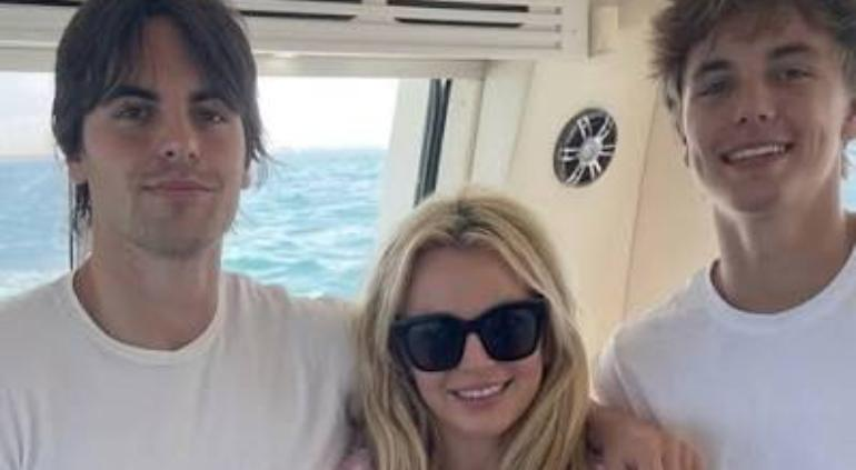 Jayden James, el hijo de Britney Spears reaccionó a los comentarios que aseguran que la cantante fue cambiada por otra persona y que habría fallecido.