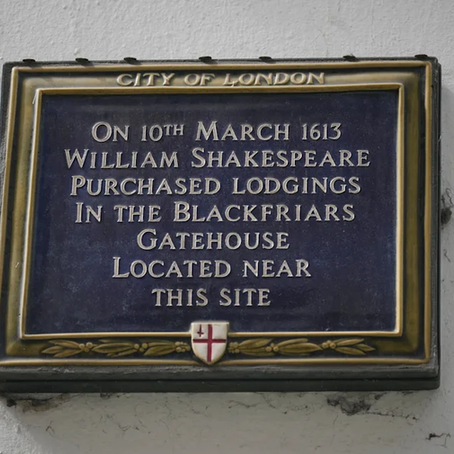 En la imagen, tomada en Londres el miércoles 15 de abril de 2026, se ve una placa erigida por la ciudad de Londres para conmemorar el lugar donde vivió William Shakespeare. En dicha imagen, Shakespeare compró una vivienda en Blackfriars Gatehouse, que se encontraba muy cerca. (Foto AP/Alastair Grant)