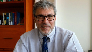 El físico teórico Miguel Alcubierre Moya señala que la gravedad es una fuerza de atracción que producen las grandes concentraciones de masa. Foto cortesía del entrevistado