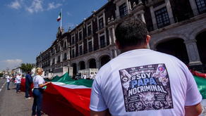 Equidad y justicia mantiene vínculos con la machósfera, definida por la Organización de Naciones Unidas (ONU), como la misoginia en línea y cuyo objetivo es oponerse al feminismo y presentarse como “víctimas” del actual sistema de justicia. En México, la encabezan las organizaciones Soy papá no criminal, dirigida en Querétaro por Aguayo Bocanegra, Niños con MaPa, No más hijos rehenes y Colectivo de Mujeres por la Igualdad, entre otros. Cuartoscuro