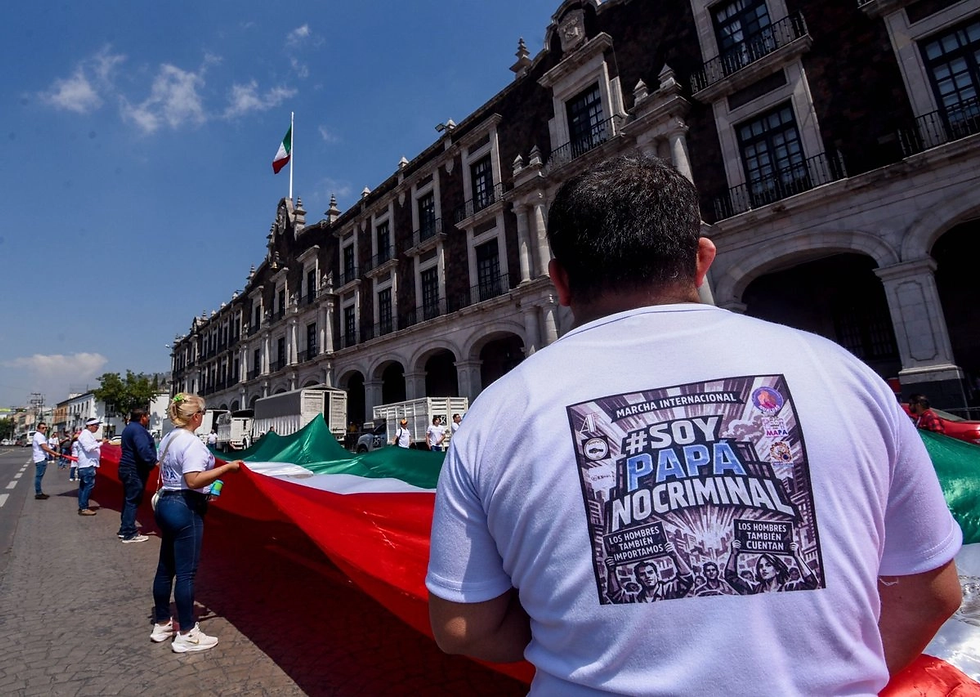 Equidad y justicia mantiene vínculos con la machósfera, definida por la Organización de Naciones Unidas (ONU), como la misoginia en línea y cuyo objetivo es oponerse al feminismo y presentarse como “víctimas” del actual sistema de justicia. En México, la encabezan las organizaciones Soy papá no criminal, dirigida en Querétaro por Aguayo Bocanegra, Niños con MaPa, No más hijos rehenes y Colectivo de Mujeres por la Igualdad, entre otros. Cuartoscuro