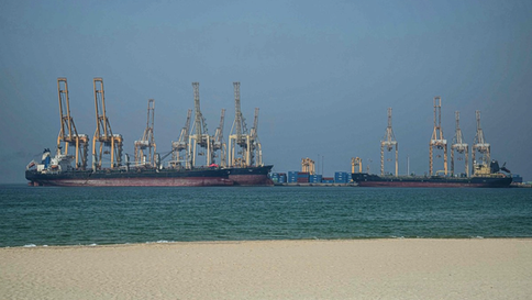 Puerto de contenedores del Emirato Árabes Unidos de Sarja, a lo largo del estrecho de Ormuz, una vía marítima por la que pasa una quinta parte de la producción mundial de petróleo. Foto Afp