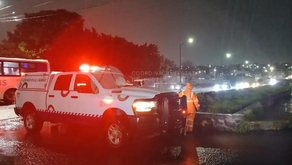 Lluvias en la zona sur de Querétaro provoca caída de árboles y postes