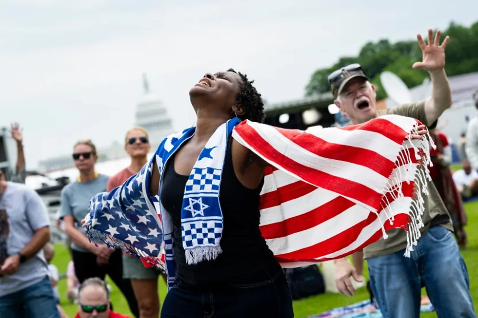 Los asistentes oran durante "Rededicate 250: Un jubileo nacional de oración, alabanza y acción de gracias", en el National Mall, el 17 de mayo.
