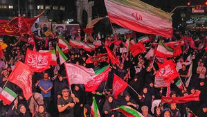 ▲ Aunque ya concluyeron las ceremonias fúnebres en honor al ex líder máximo de Irán, Ali Jamenei, en Teherán prosiguen las muestras de respeto al dirigente asesinado por Estados Unidos e Israel.Foto Ap
