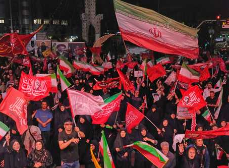 ▲ Aunque ya concluyeron las ceremonias fúnebres en honor al ex líder máximo de Irán, Ali Jamenei, en Teherán prosiguen las muestras de respeto al dirigente asesinado por Estados Unidos e Israel.Foto Ap
