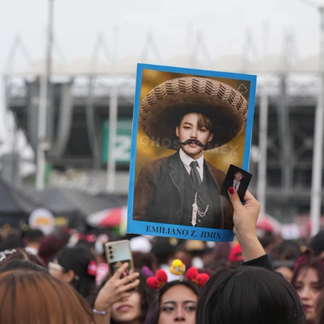 Un fan sostiene un cartel de Jimin, vocalista y bailarín de BTS, que lo representa como el héroe mexicano Emiliano Zapata, en el concierto del grupo en la Ciudad de México. Foto Ap